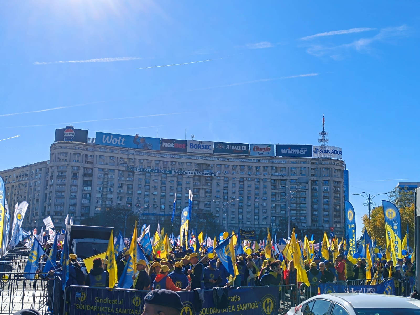 Dascălii continuă protestele față de măsurile lui Bolojan. Sindicaliștii amenință cu greva generală