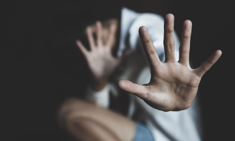 Verdict surprinzător într-un caz de agresiune sexuală. Achitarea penală nu a încheiat lupta în instanță