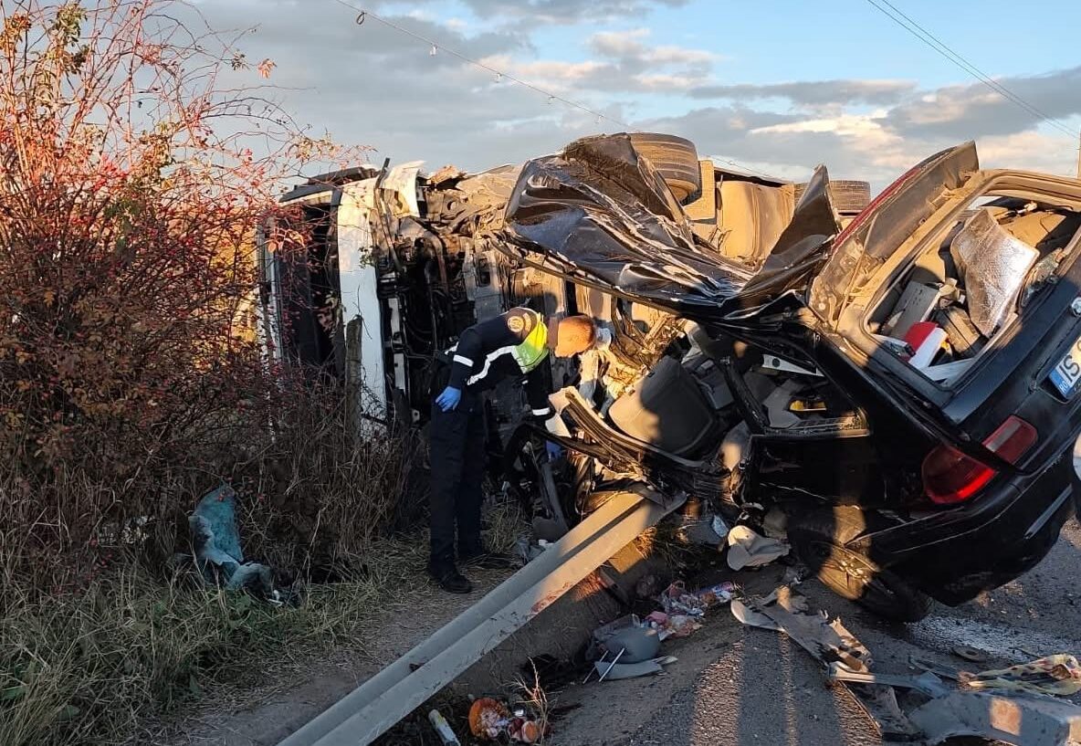 Un TIR condus de un cetățean moldovean, implicat într-un accident în România. Două persoane au murit