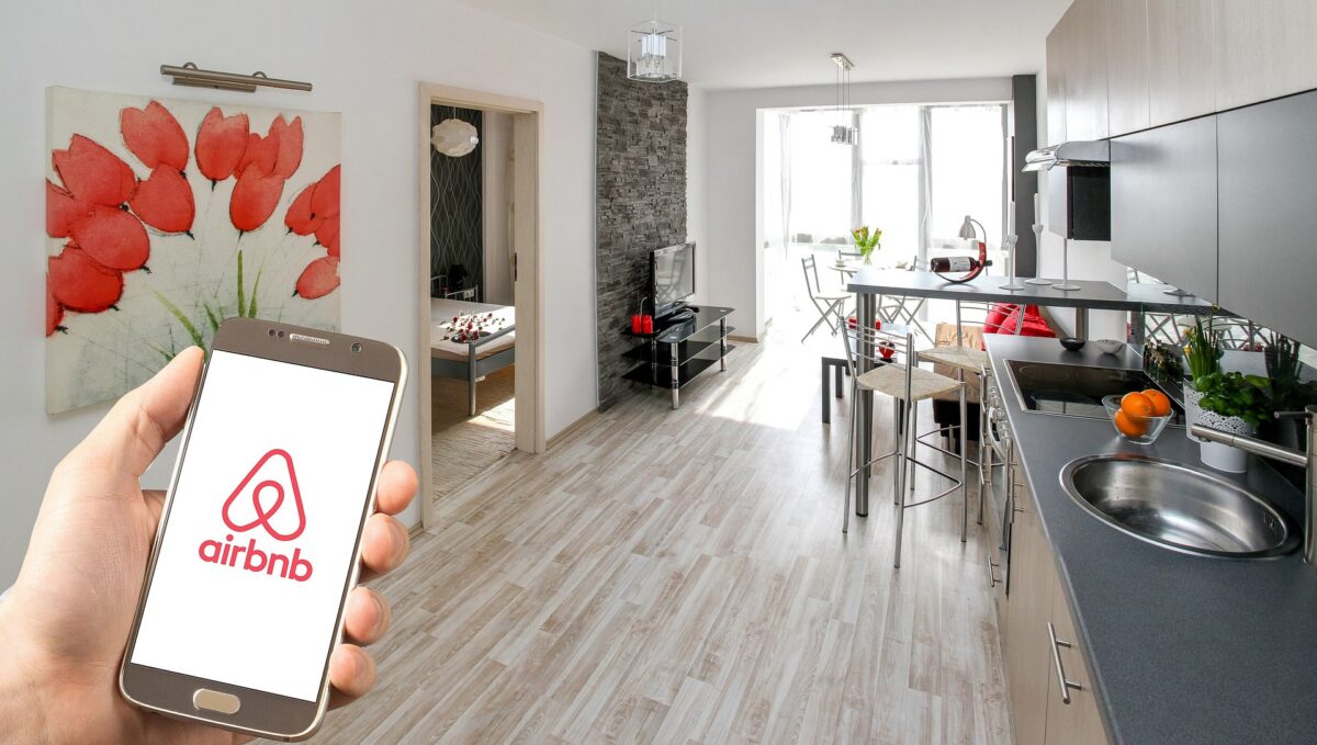 Reguli pentru Airbnb și Booking. Mai multe apartamente vor fi interzise pe cele două platforme