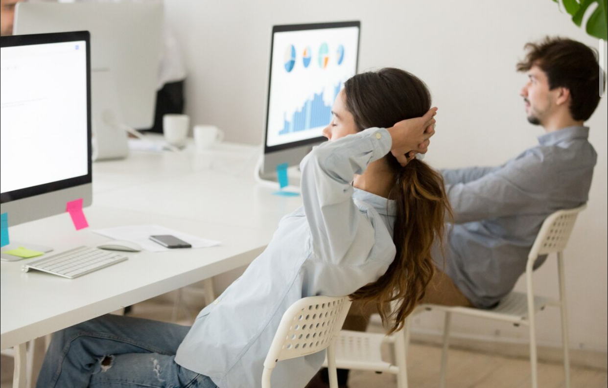 Neurochirurgul Iustinian Simion: Statul prelungit pe scaun poate afecta coloana vertebrală. Ce riscă persoanele care petrec multe ore la birou