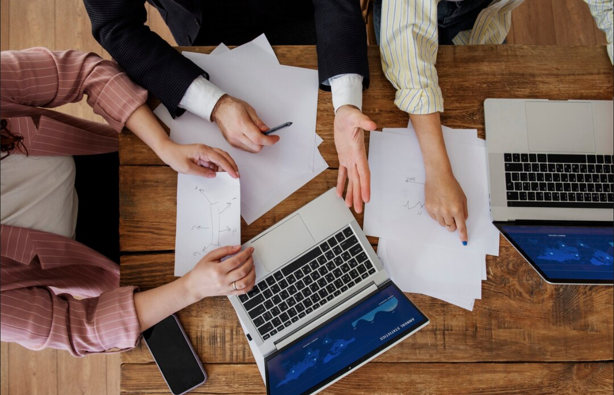 Inteligența artificială va schimba piața muncii mai repede decât se anticipa. Care sunt meseriile de viitor