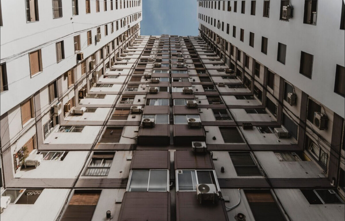 Piața imobiliară, un butoi cu pulbere. Evoluția prețurilor apartamentelor din marile orașe