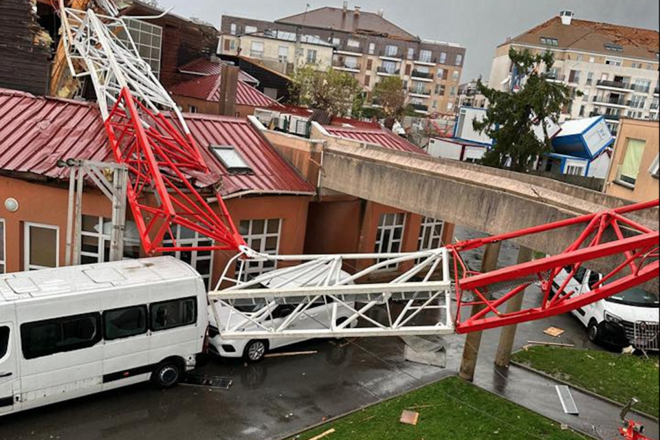 Tornadă lângă Paris. Macarele prăbușite și victime omenești
