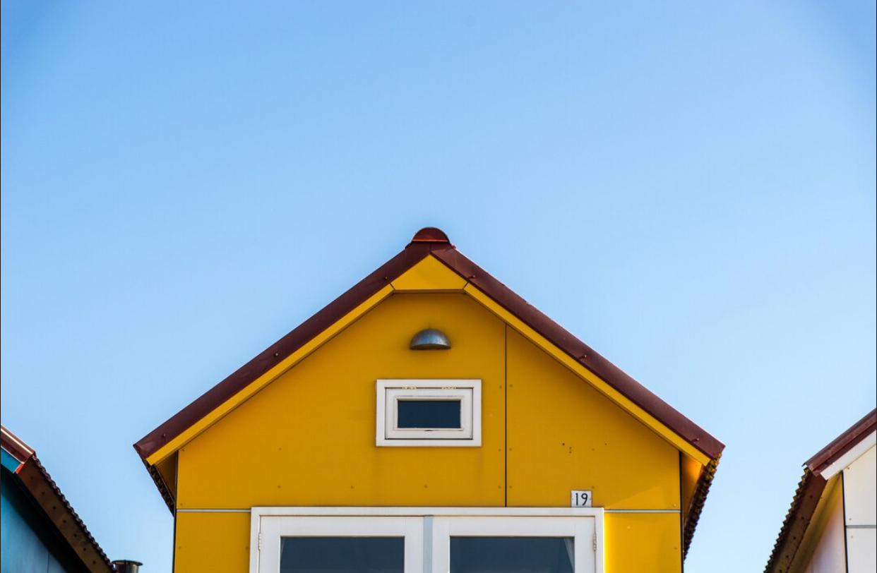 Casele care nu sunt racordate la utilități ar putea să fie scutite de impozit, potrivit unui proiect