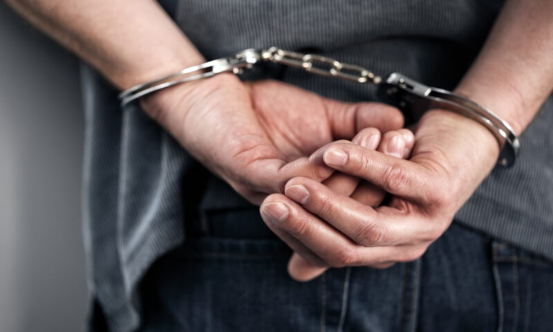 L-au încătușat în timp ce murea: adolescent înjunghiat, tratat de poliție ca agresor