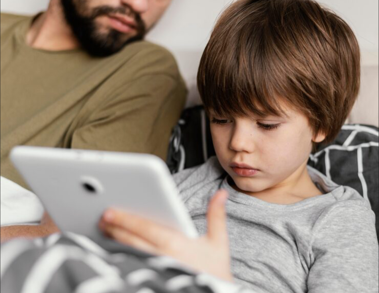 „Generația Mută”: Cum tableta și telefonul distrug vorbirea copiilor sub 5 ani. Studiu oficial exclusiv