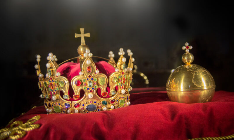 Coroana sau „cuca” domnească? Simbolistica puterii în Evul Mediu Românesc