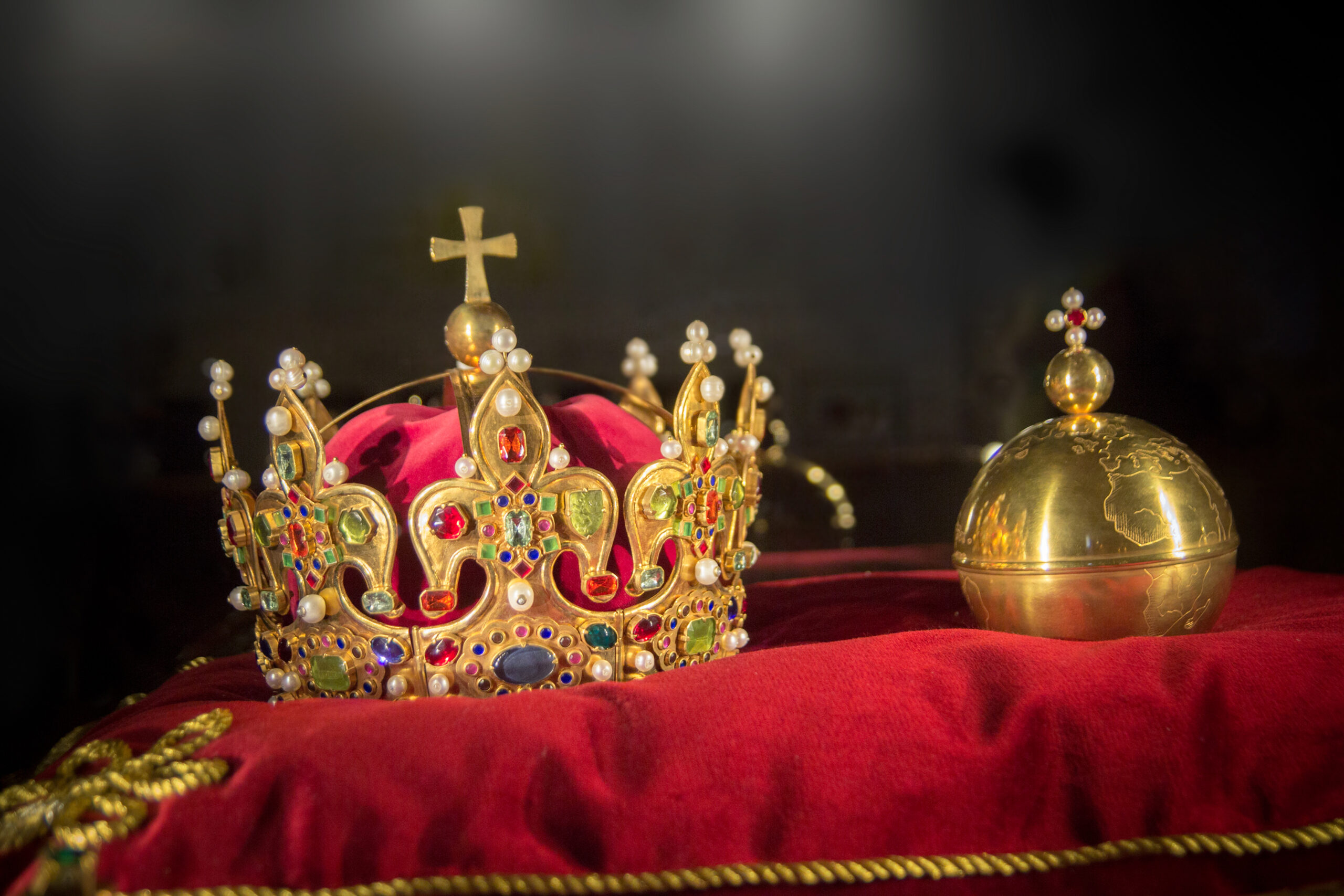 Coroana sau „cuca” domnească? Simbolistica puterii în Evul Mediu Românesc