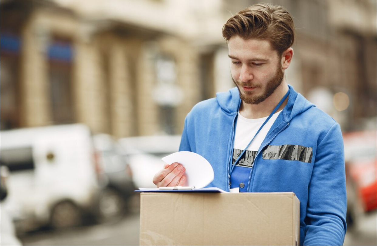 Cât câștigă un curier în România versus alte state europene