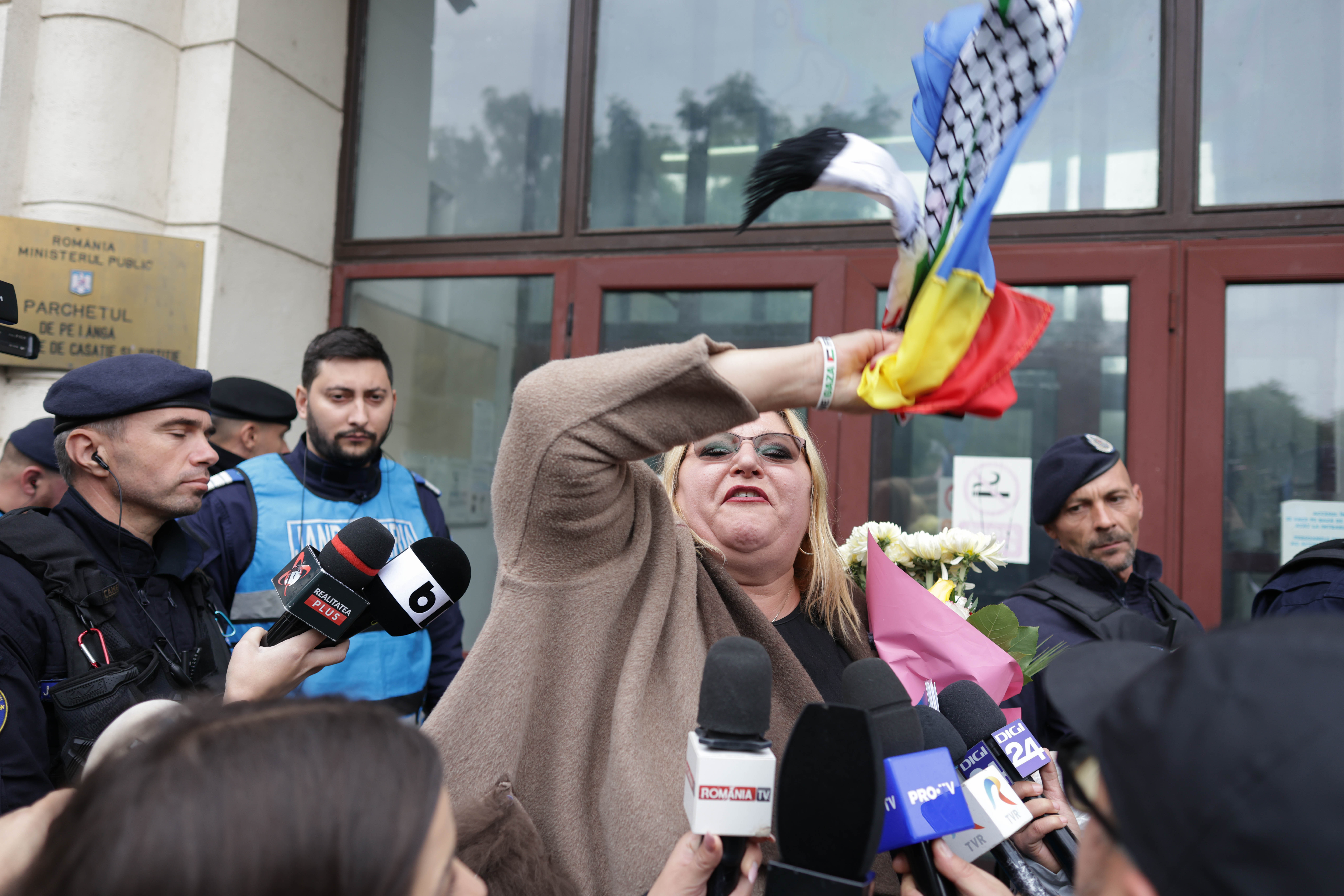 Se cere expertiză psihiatrică pentru Diana Șoșoacă, într-un dosar penal cu 11 acuzații. Cum a ajuns, luni, la Parchetul General