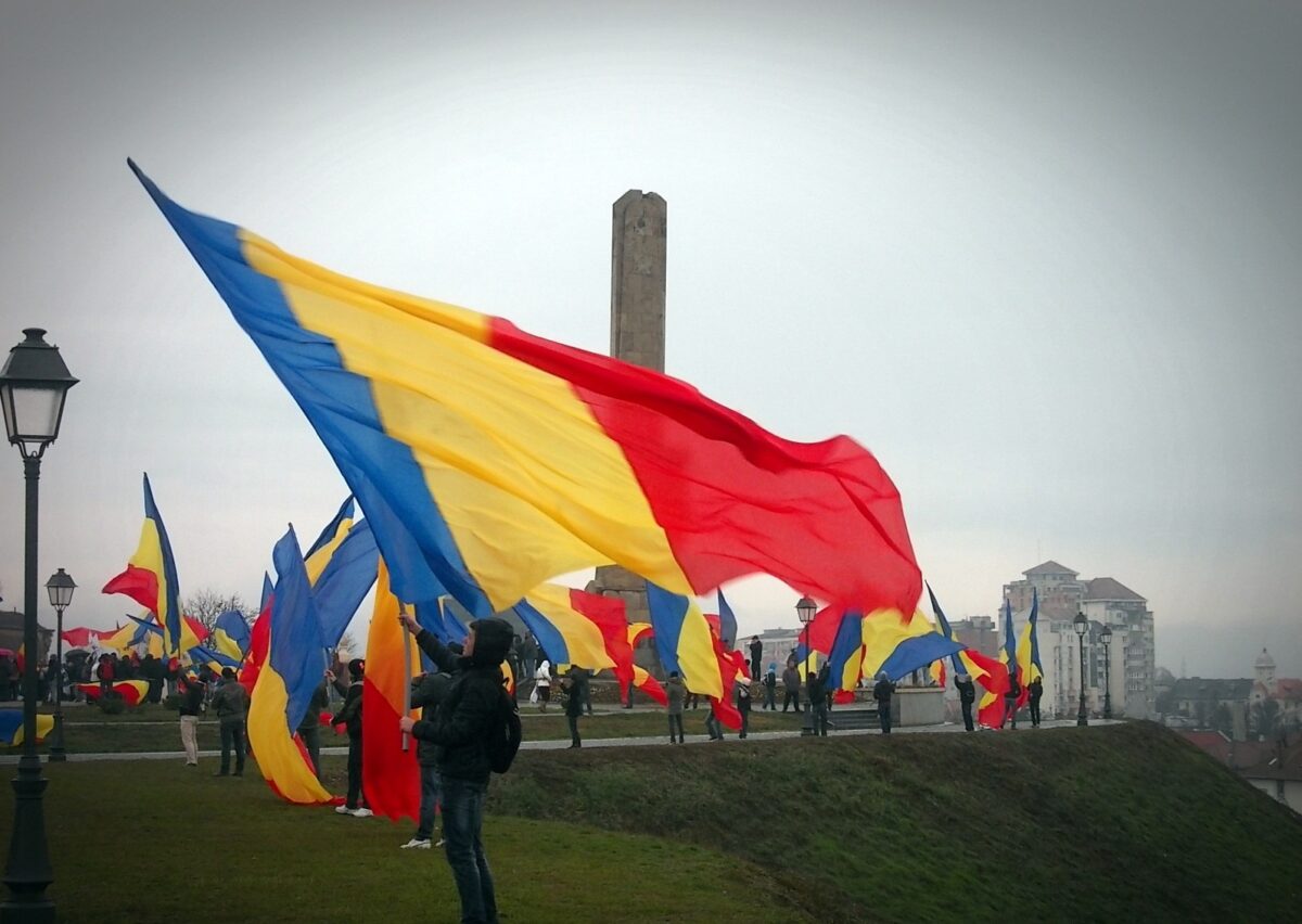 Românii plecați la muncă în străinătate. Câți bani trimit acasă și cum schimbă economia locală