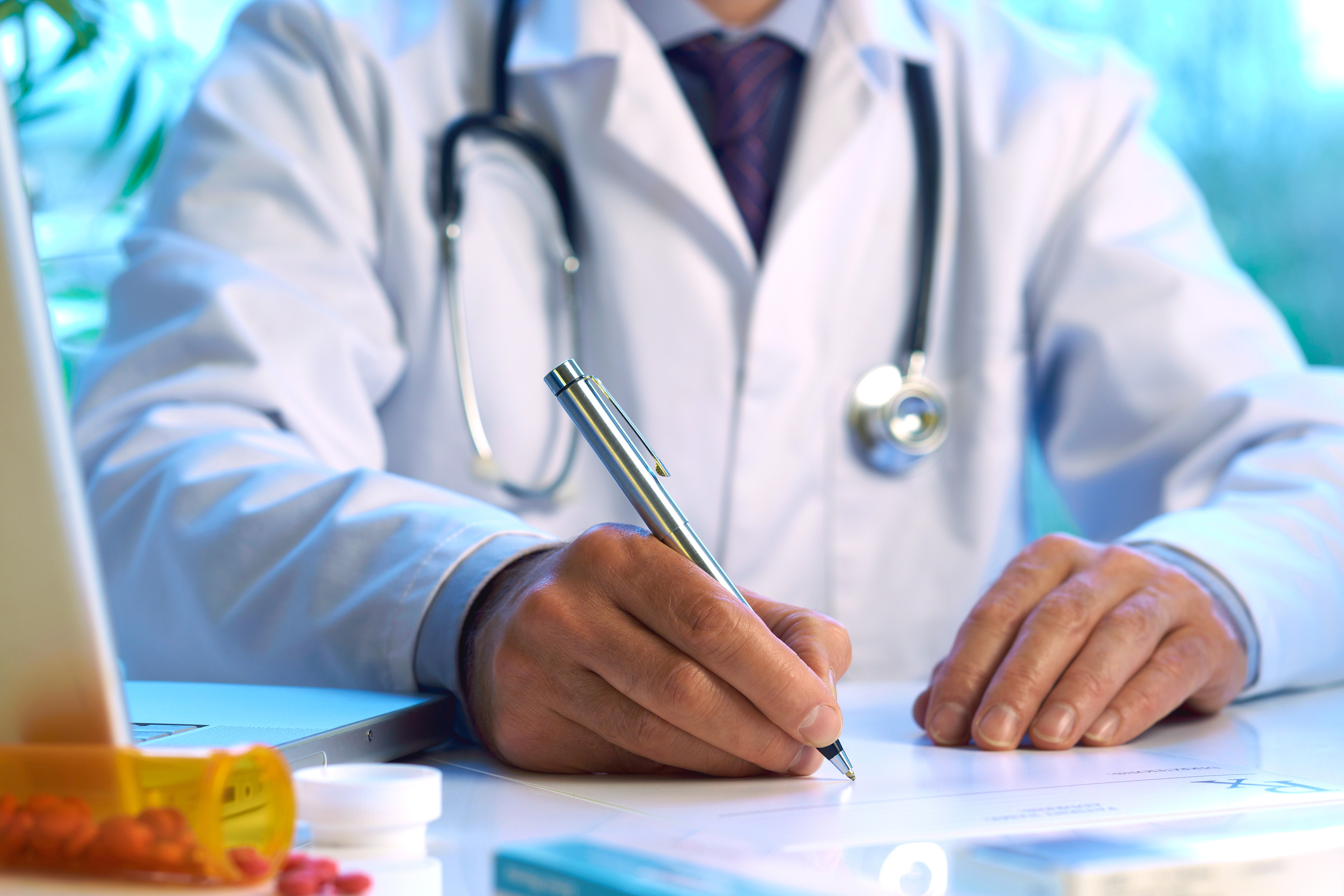 Regulile pentru concediul medical se modifică din nou. Categoriile care vor fi exceptate de la neplata primei zile