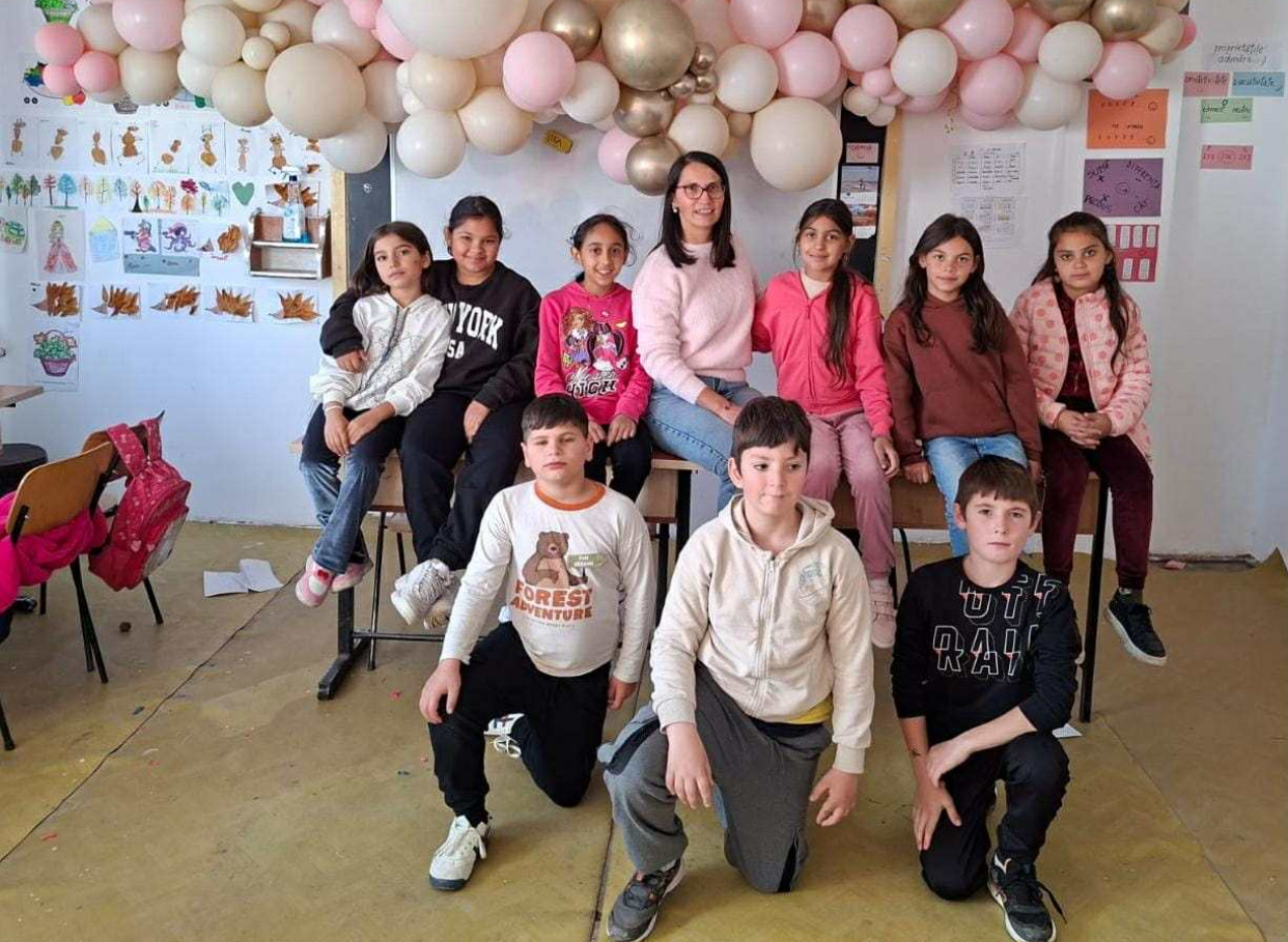 Povestea învățătoarei care schimbă destine. Cum îi încurajează pe elevii din mediile defavorizate să nu renunțe la școală