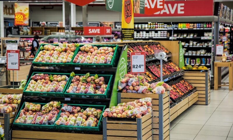 Plafonarea adaosului comercial la alimentele de bază, prelungită până la finalul anului