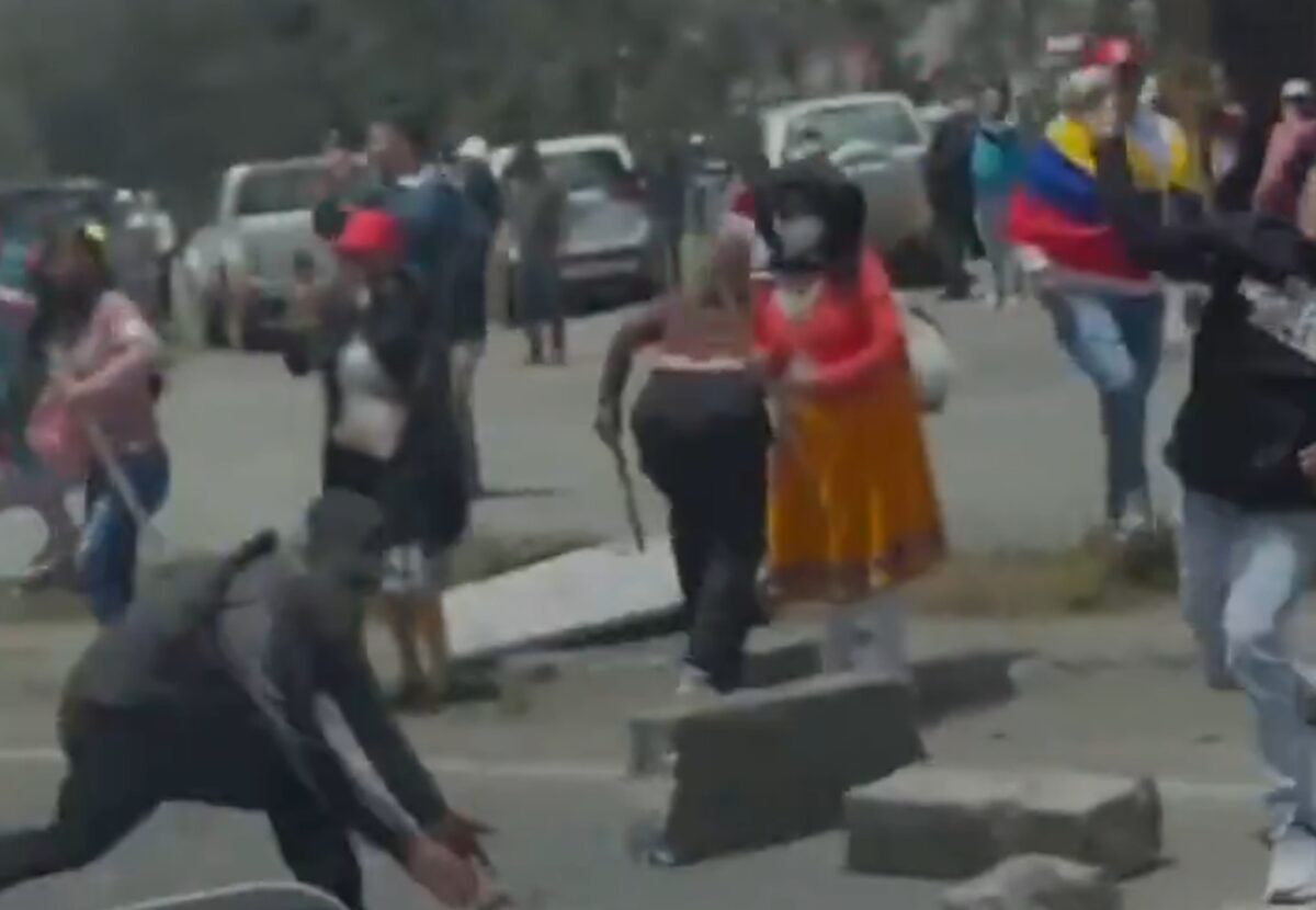 Președintele Ecuadorului, atacat de protestatari în mașina cu care călătorea
