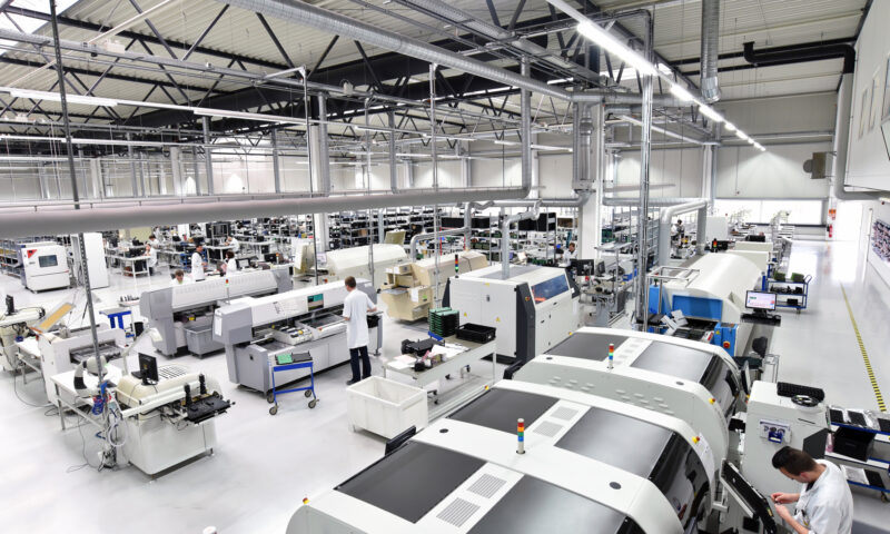 Producția industrială a crescut în martie, dar rămâne sub nivelul din 2025