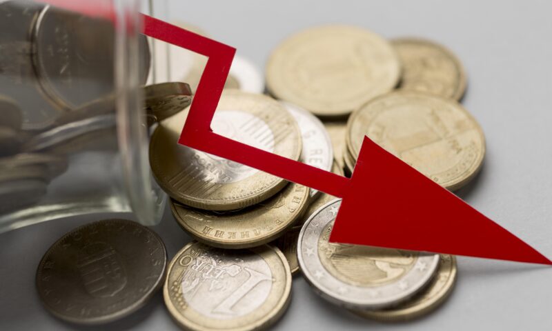 Deficitul bugetar a scăzut în primele patru luni din 2026, anunță MF. Investițiile din PNRR cresc cu 34%