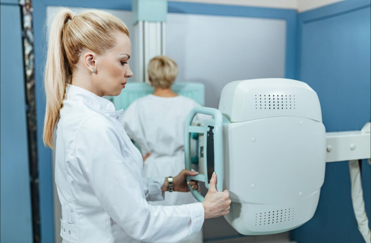 Mamografia, o investigație vitală, dar tot mai greu accesibilă. Cât costă o examinare la clinicile private din România