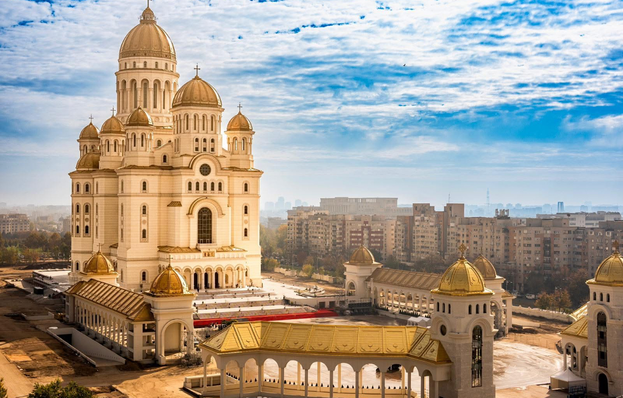 Ultimele ore de acces în Altarul Catedralei Naționale. Numeroși credincioși așteaptă la coadă. Când se închide lăcașul de cult