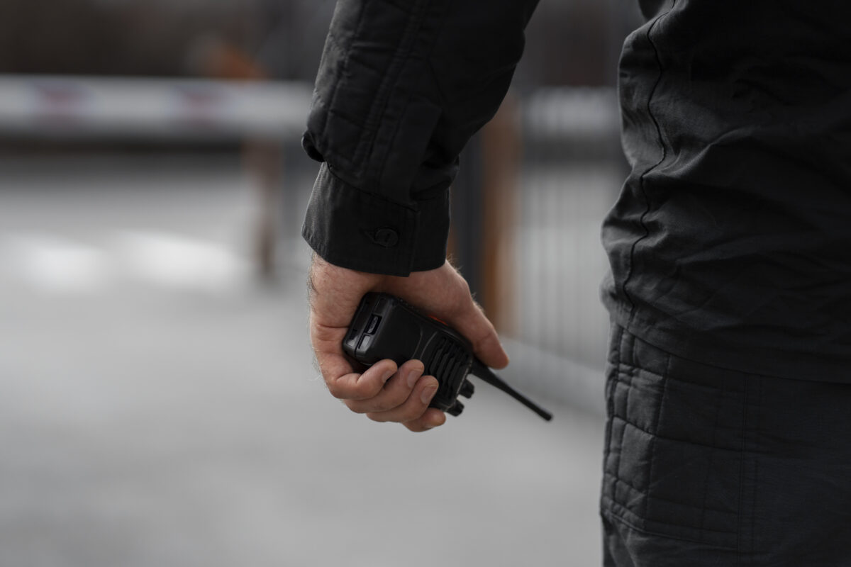 Elevi cazați la un hotel din Deva, agresați de un bărbat din cauza zgomotului