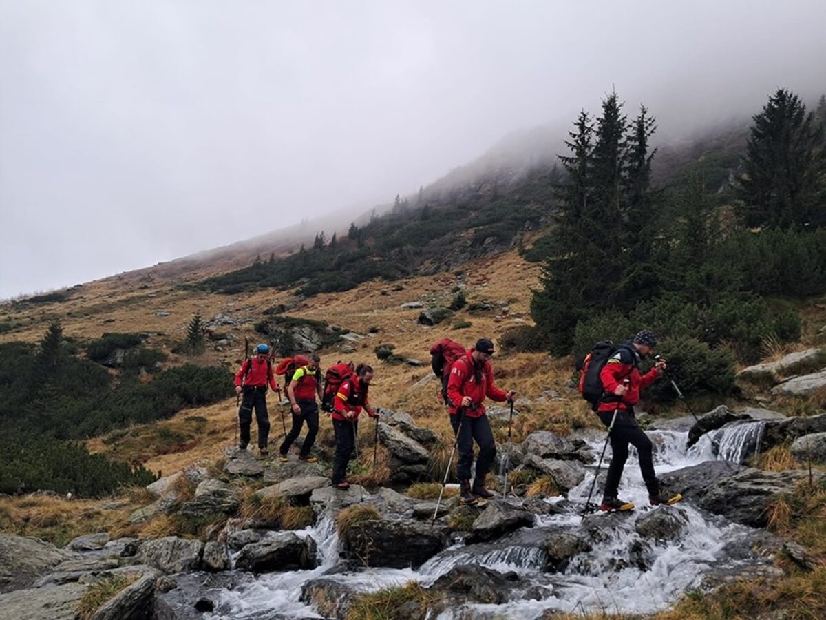 Pe munte nu e civilizație. Cum a fost salvat un tânăr neechipat din Munții Piatra Craiului