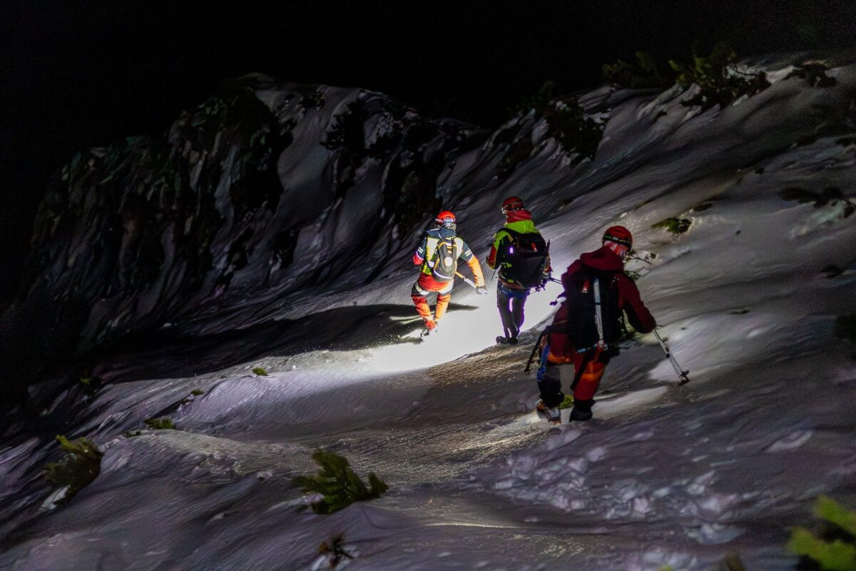 Salvamontiștii din Zărnești au salvat doi turiști de pe un traseu periculos din Piatra Craiului