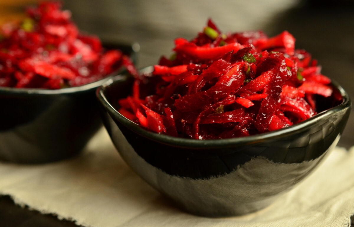 Salată de sfeclă roșie la borcan. O poți savura alături de o friptură suculentă