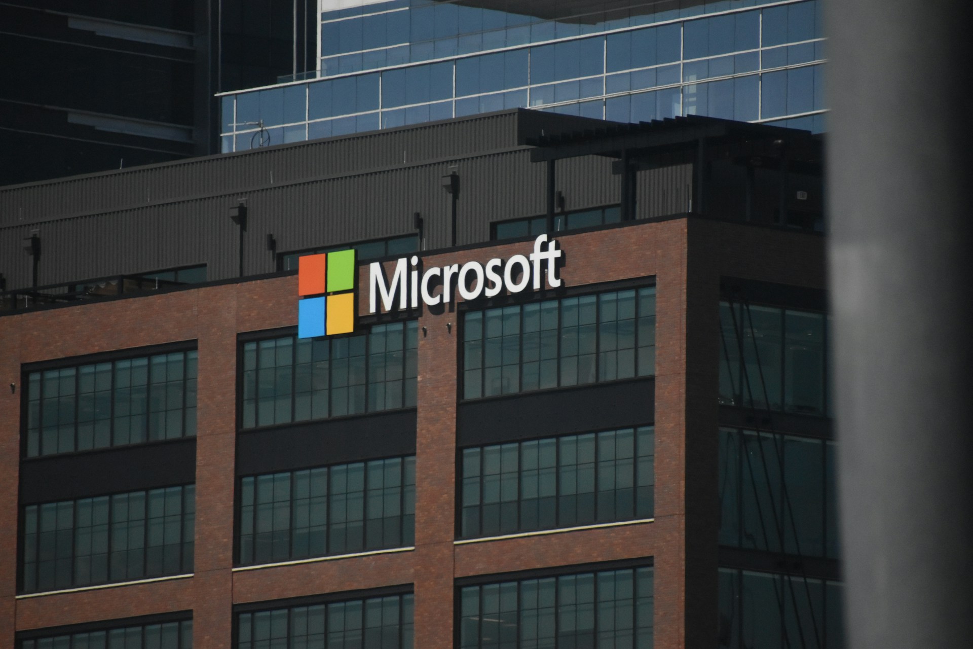 Microsoft, afectată de o pană majoră a serviciilor Azure și 365 cu câteva ore înainte de raportarea rezultatelor financiare