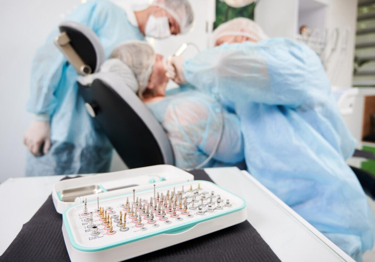 Stomatologul care vrut să intre cu mașina în Ambasada Rusiei a încercat să incendieze cabinetul unui coleg