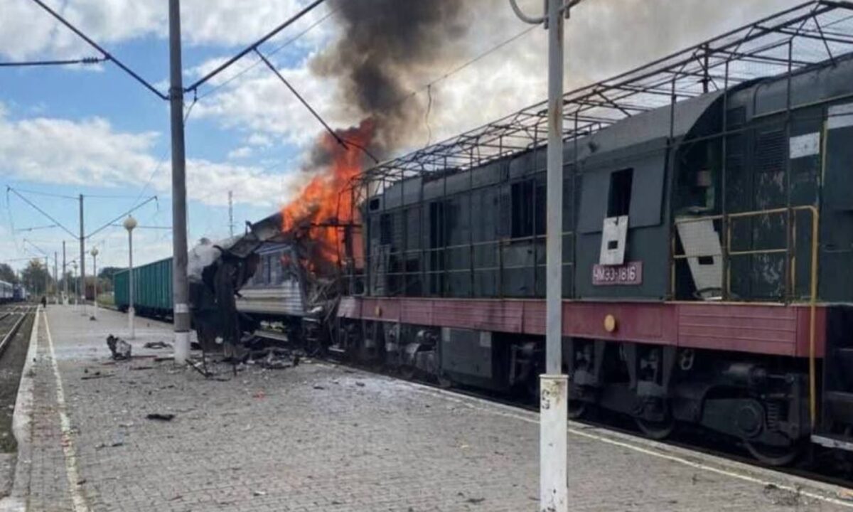 Volodimir Zelenski a anunțat că un tren a fost lovit de drone în nordul Ucrainei