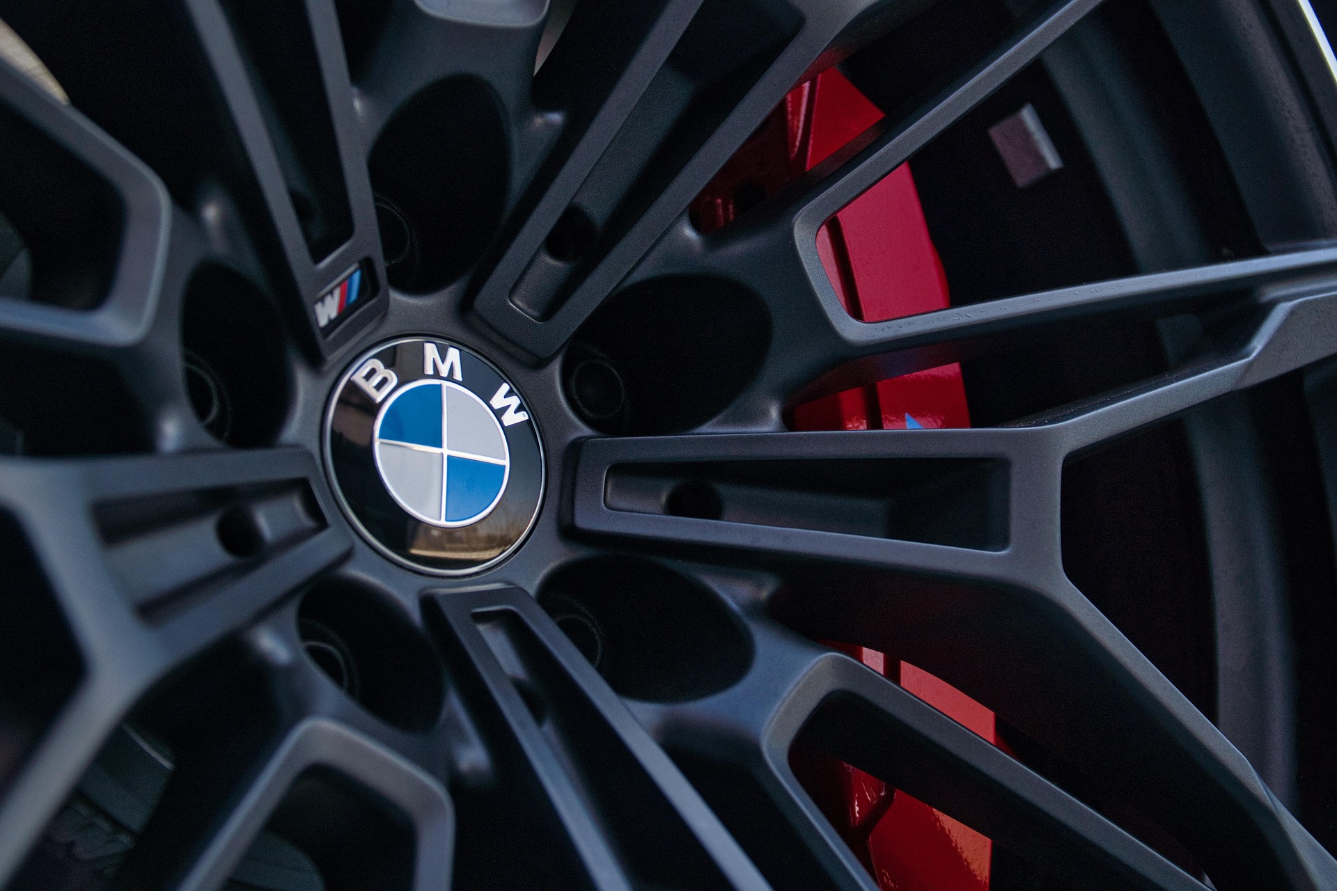 Rusia produce mașini fără autorizație. Acuzațiile BMW