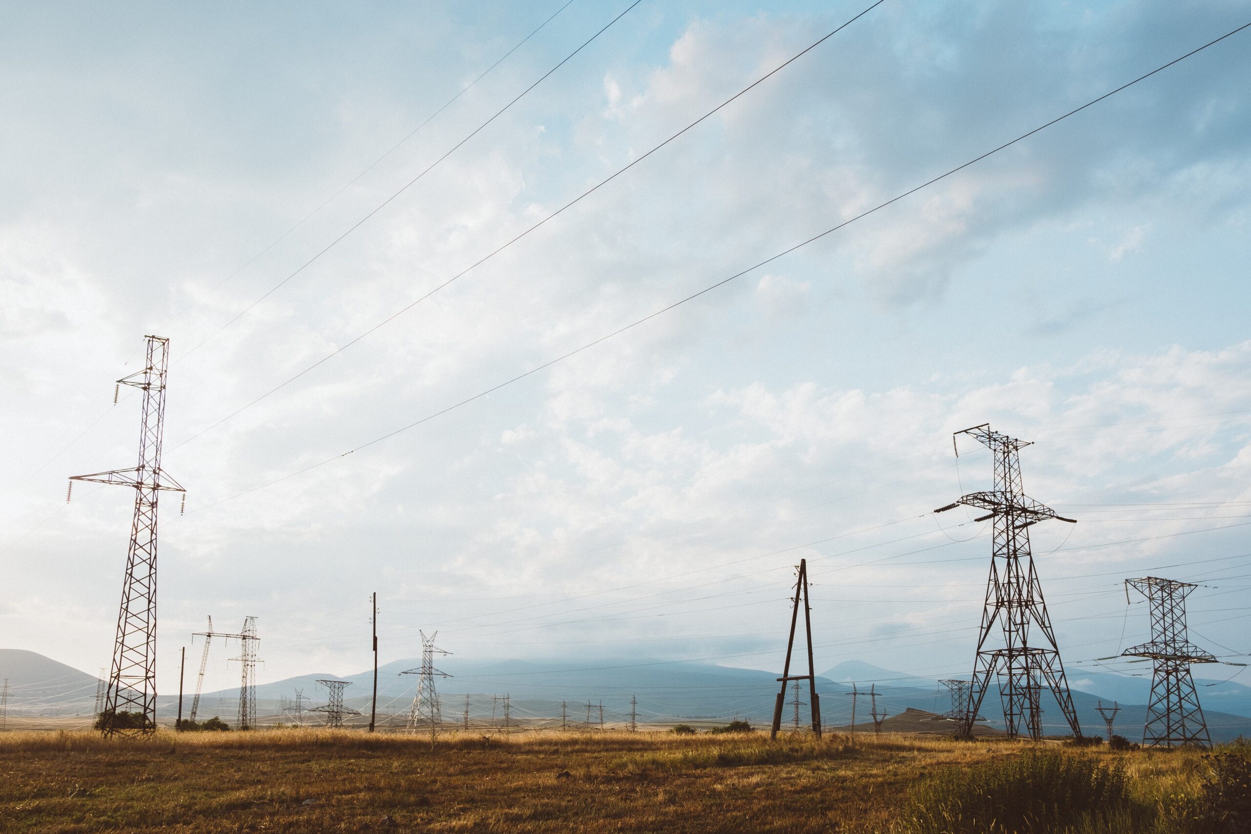 Ce trebuie să știi dacă liniile electrice trec deasupra terenului tău. Sprijin pentru piața imobiliară