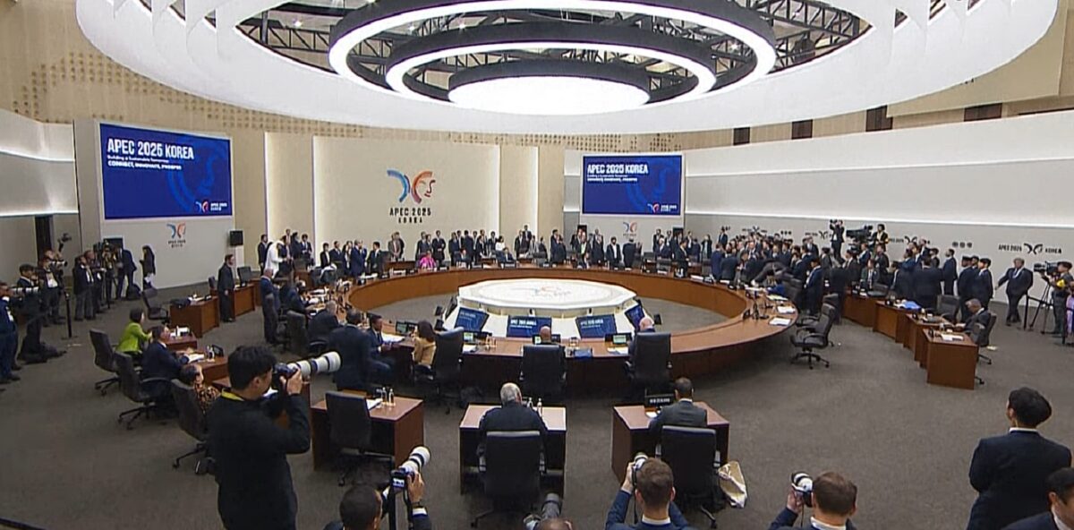 Xi Jinping își consolidează rolul în APEC în contextul relaxării tensiunilor comerciale cu SUA