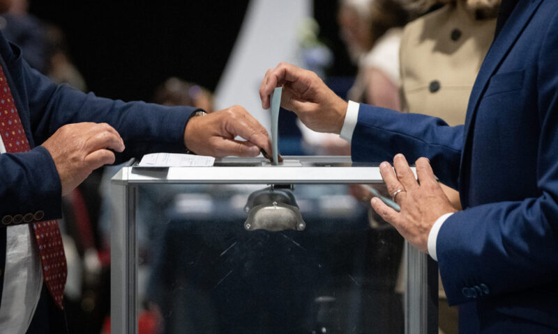 Președintele unei comisii electorale din Bulgaria, demis după ce a băut. A adus alcool și în secția de votare