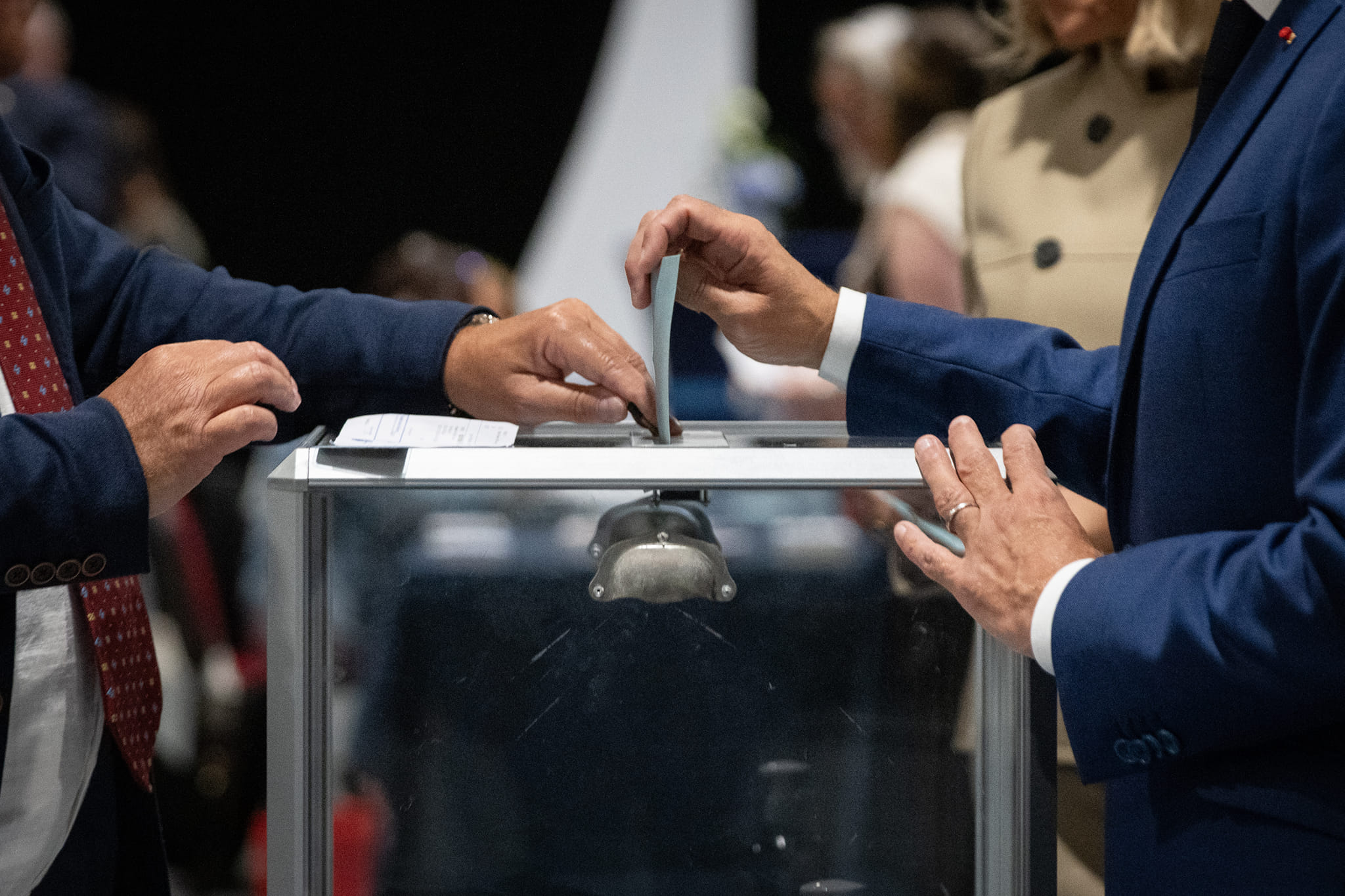 Președintele unei comisii electorale din Bulgaria, demis după ce a băut. A adus alcool și în secția de votare