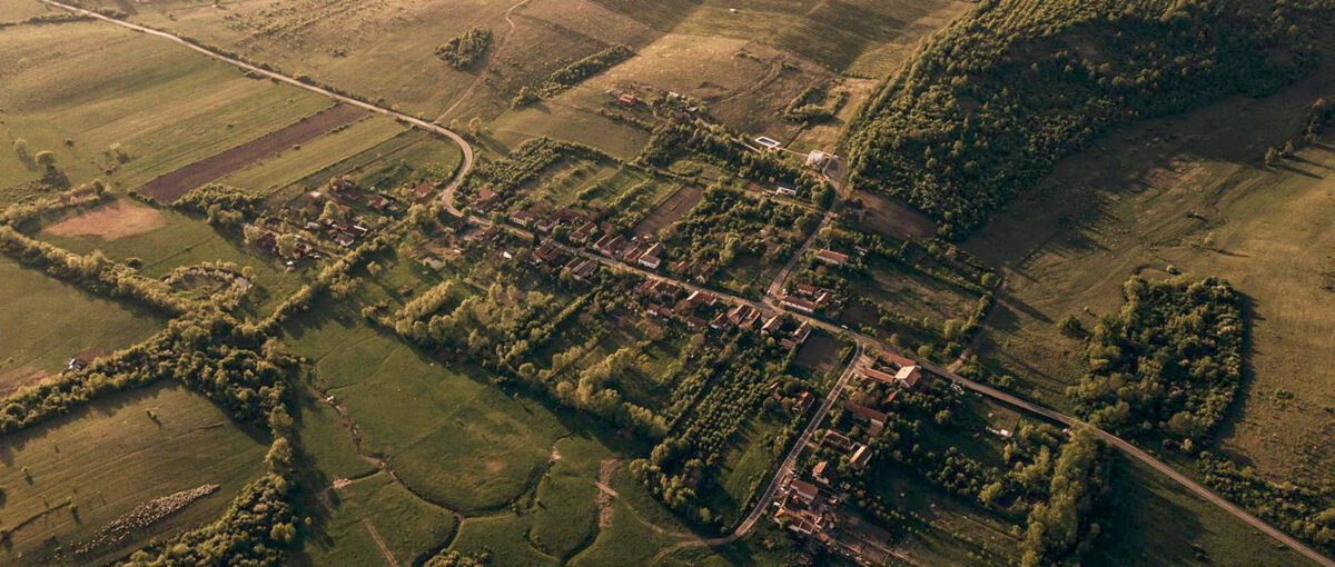 Bijuteria uitată a Banatului. Satul șvabilor, cu ferestre „bârfitoare”, readus la viață de noii gospodari