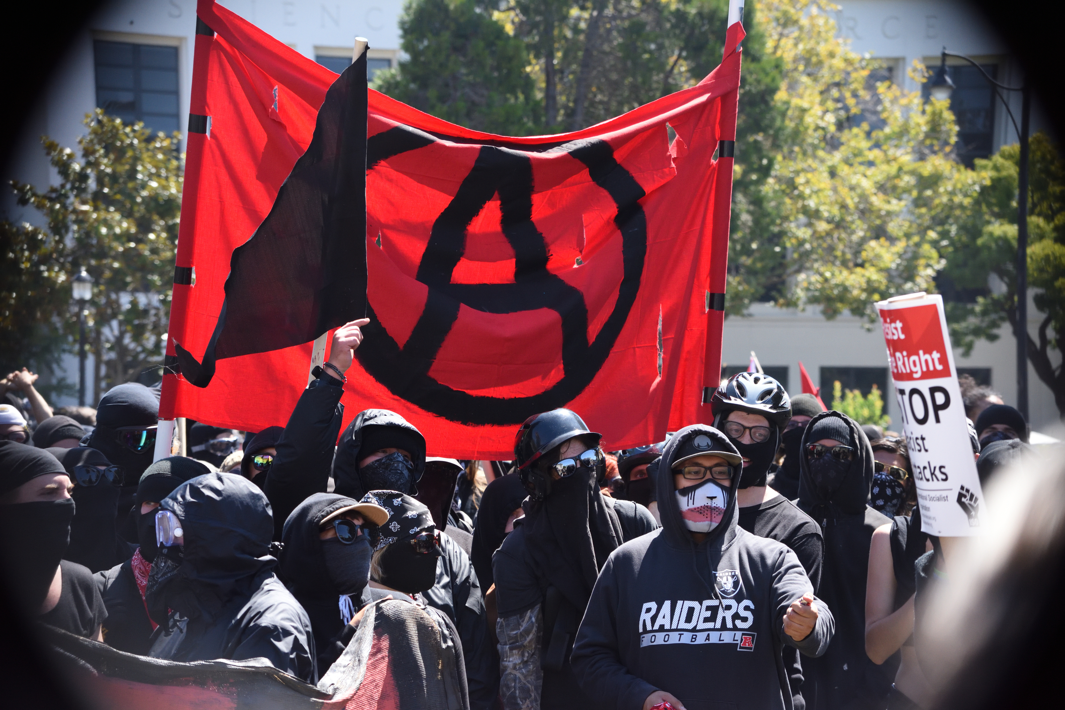 10 milioane de dolari pentru informații despre rețelele Antifa. SUA schimbă regulile jocului