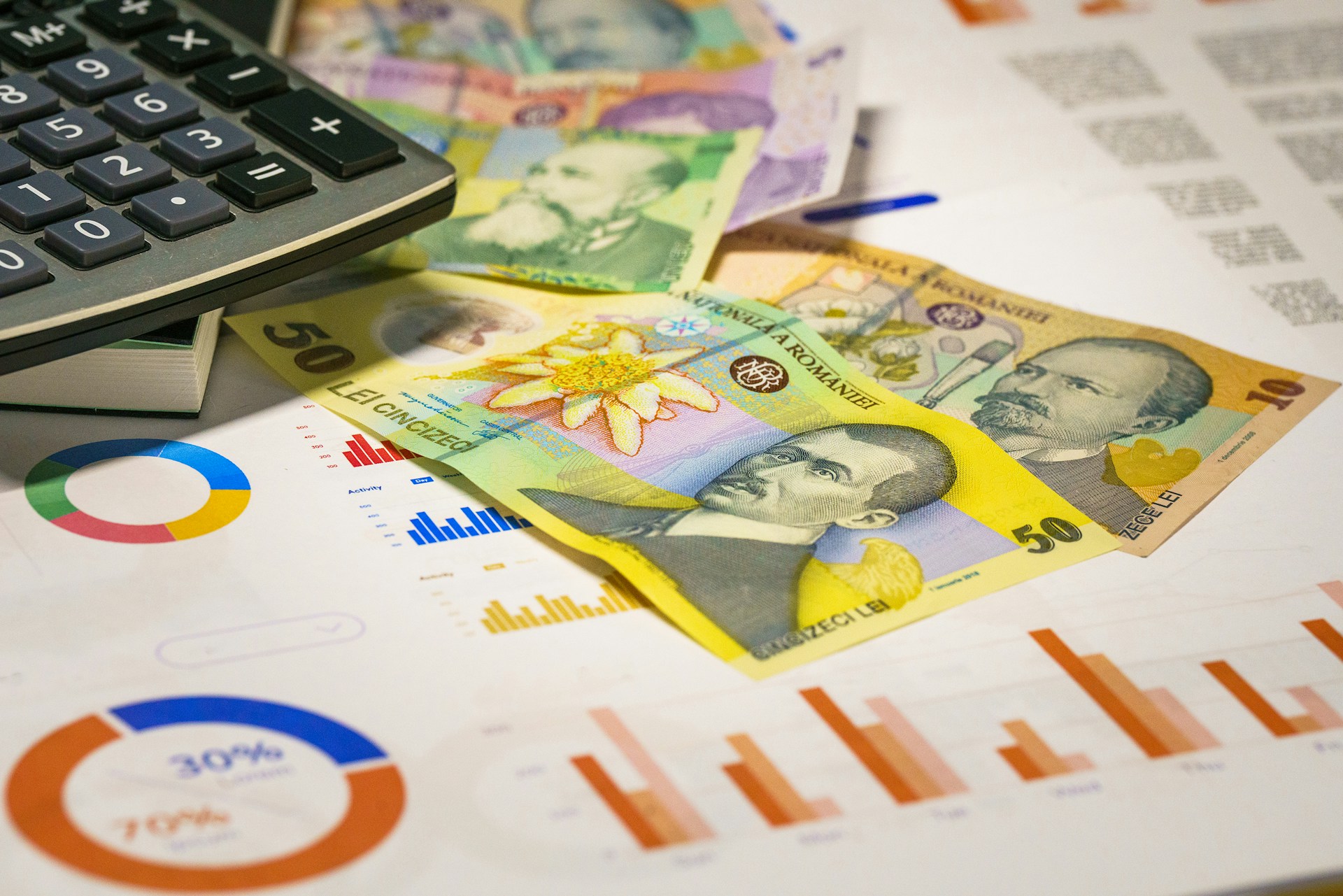 Mișcări importante pe piața valutară. Tensiunile internaționale influențează cursul de schimb