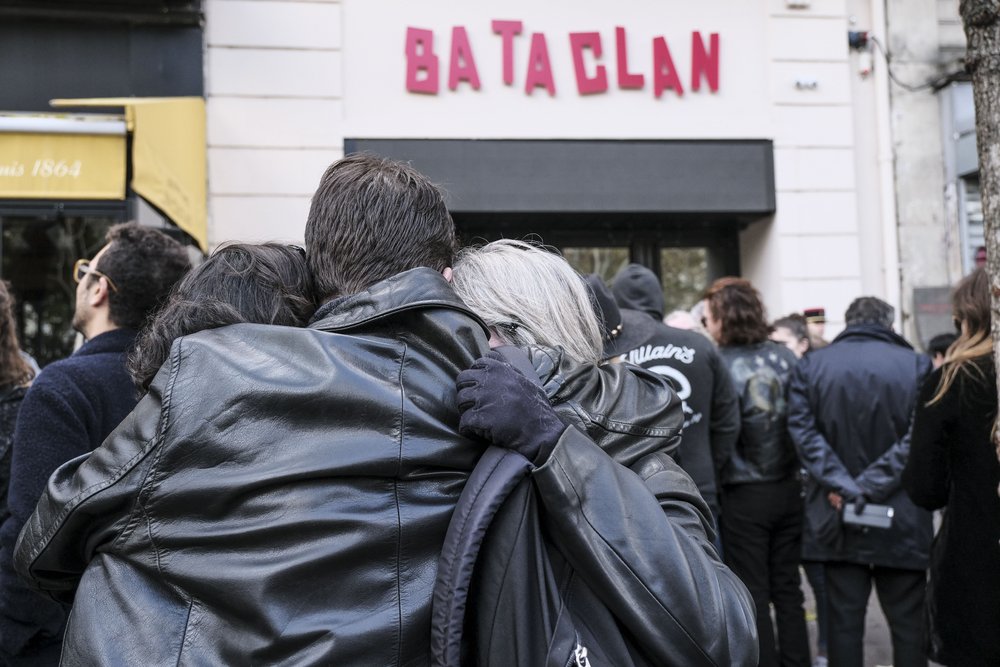 Franța comemorează un deceniu de la atentatele din 13 noiembrie. Momentul a redefinit Franța