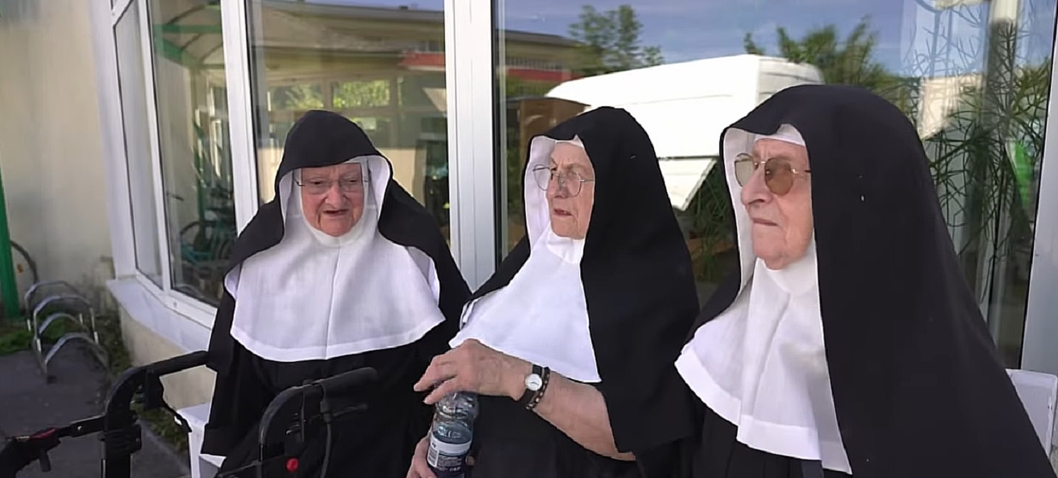 Trei călugărițe octogenare sfidează biserica și internetul. Clipul a devenit viral