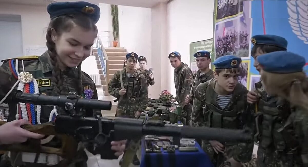 Școlile rusești, transformate în academii de război. Copiii învață să folosească grenade și puști automate