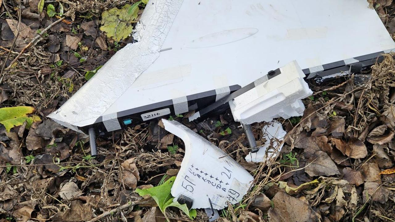 O dronă echipată cu parașută, găsită într-o pădure din județul Argeș