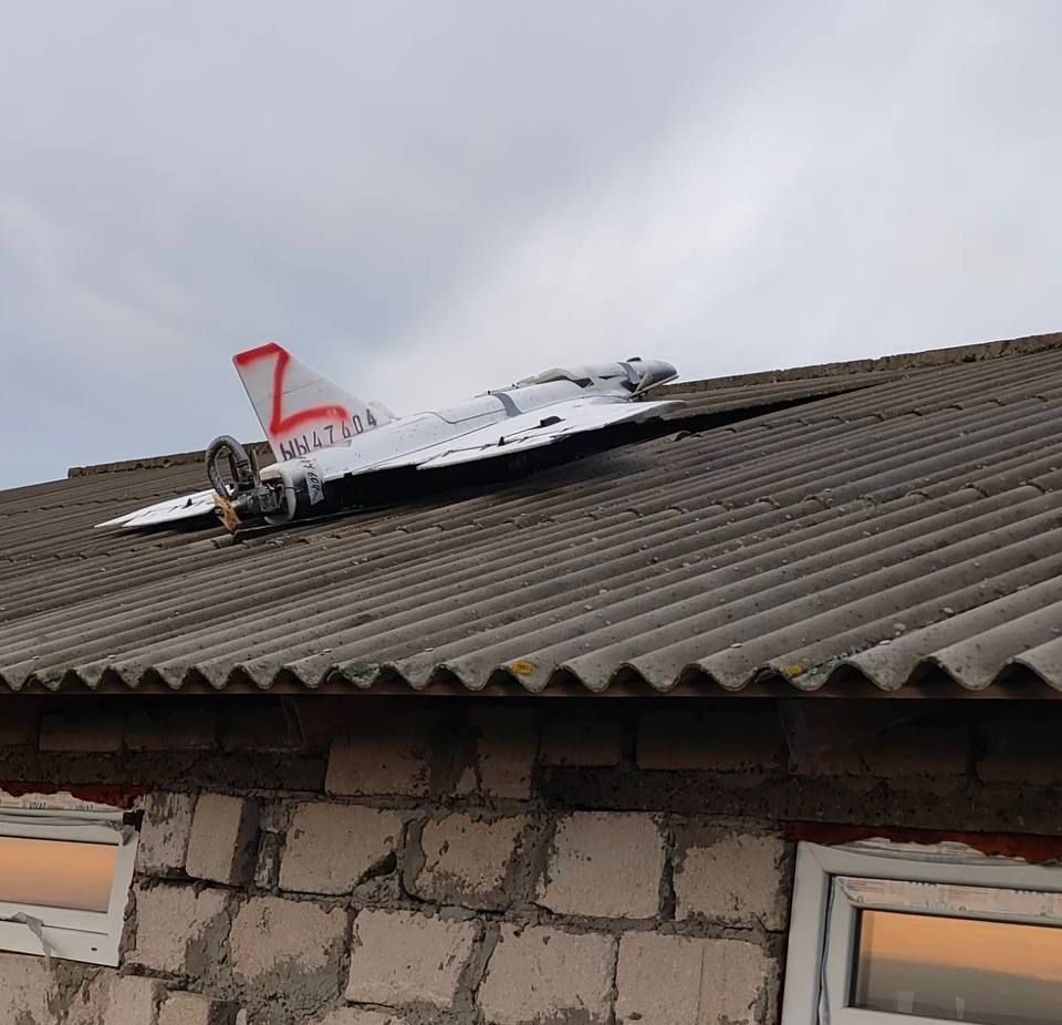 Dronă cu inscripția „Z”, prăbușită pe o casă din raionul Florești: locuitorii, evacuați de urgență