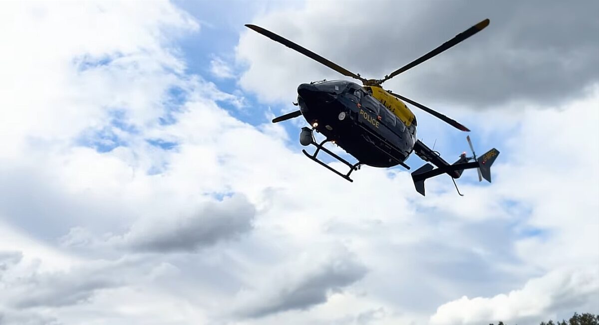 Un elicopter al poliției britanice, aproape de coliziune cu obiecte misterioase. Guvernul, acuzat că tace despre incident