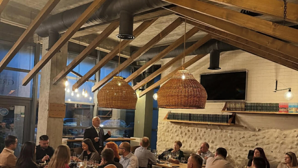 Exclusiv. Restaurantul din România inspirat de un hambar. Multe vedete vin aici