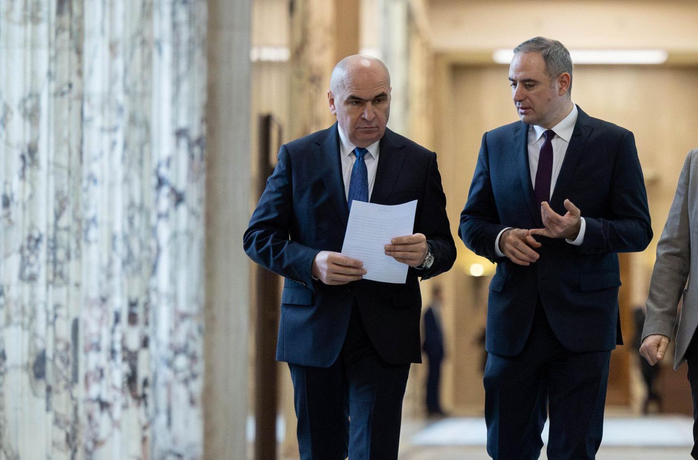 Ce răspuns i-a dat Ilie Bolojan unei deputate AUR care s-a plâns că se fumează în interiorul Parlamentului
