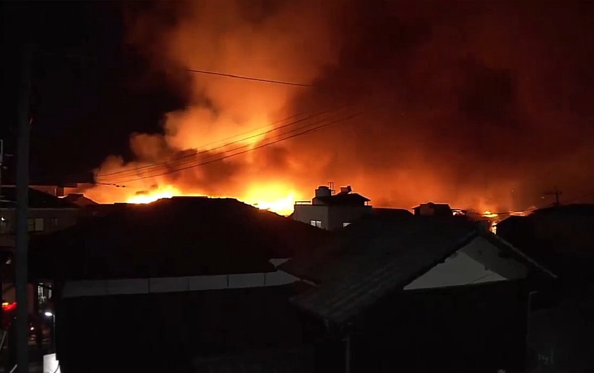 Cel mai mare incendiu din Japonia din ultimele decenii mistuie 170 de case în Ōita