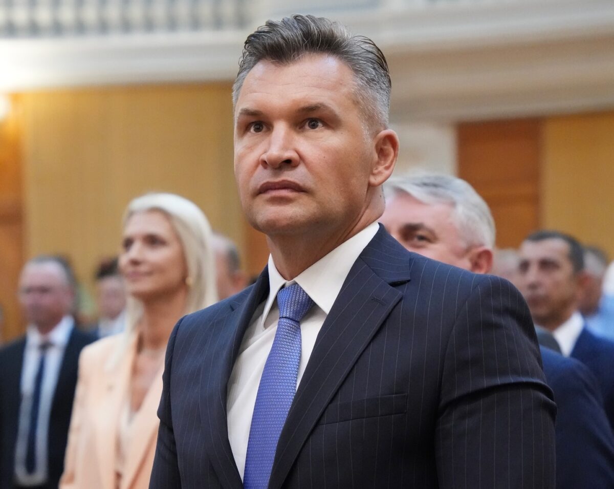 Ionuț Stroe: Riscăm să devenim unul din puţinele state din lume care bagă politica în vestiar