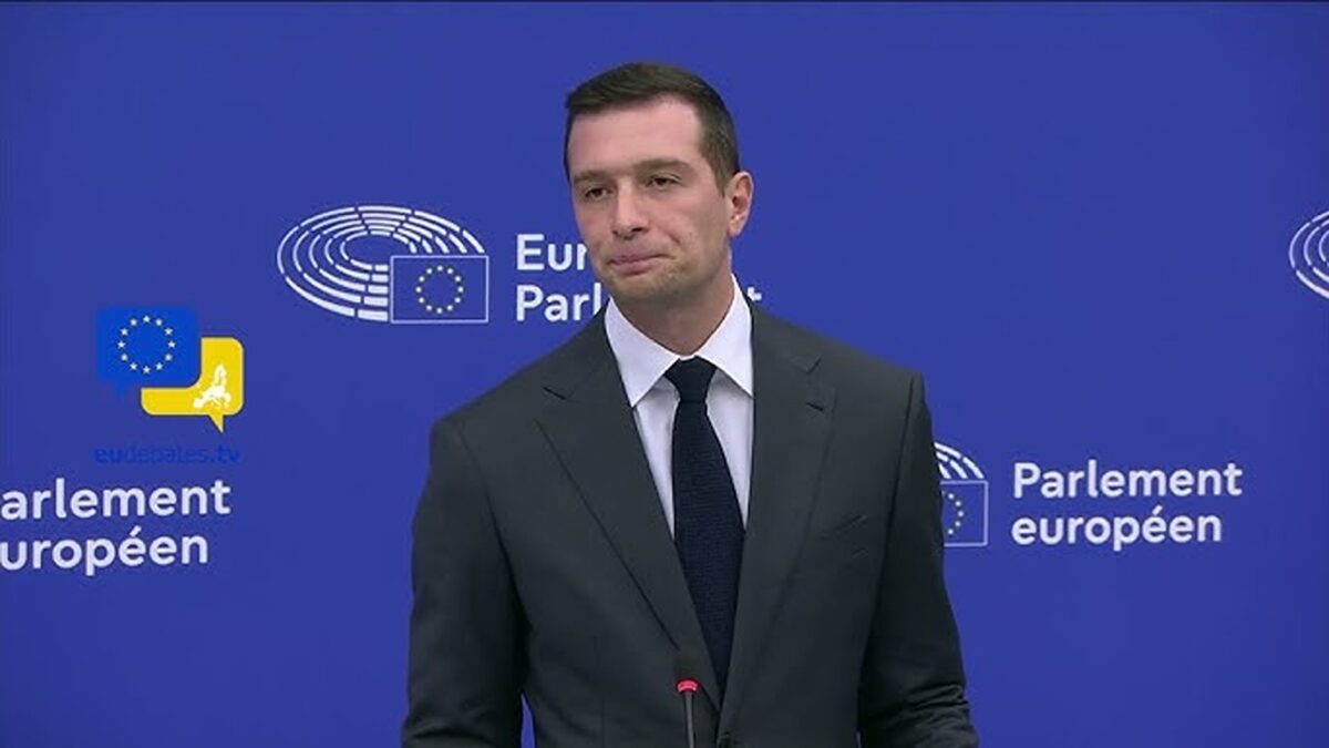 Jordan Bardella, atacat cu ouă când dădea autografe. Tocmai își lansa cartea „Ce vor francezii”